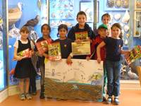 Kinder des Fröbel-Hortes Kastanienhof mit ihrem Poster, Foto: BUND