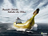 Schiff in Form einer Banane. Überschrift: Reisende Früchte bedrohen das Klima. Unterzeile: Global denken, Regionale Produkte kaufen.